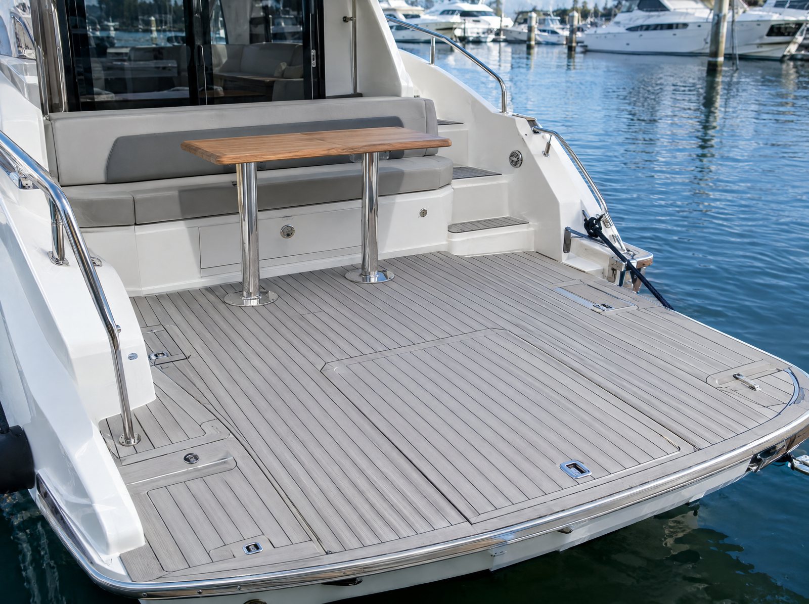 KI-generierte Darstellung: Heck einer Motoryacht mit neuem Deckbelag in Teakoptik